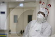 NEWS - Coronavirus: Medizinisches Personal mit weihnachtlichen Accessoires auf einer Intensivstation in Rom