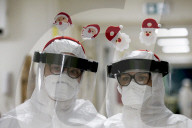 NEWS - Coronavirus: Medizinisches Personal mit weihnachtlichen Accessoires auf einer Intensivstation in Rom