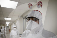 NEWS - Coronavirus: Medizinisches Personal mit weihnachtlichen Accessoires auf einer Intensivstation in Rom