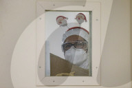 NEWS - Coronavirus: Medizinisches Personal mit weihnachtlichen Accessoires auf einer Intensivstation in Rom