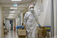 NEWS - Coronavirus: Medizinisches Personal mit weihnachtlichen Accessoires auf einer Intensivstation in Rom