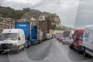 NEWS - Coronavirus: LKWs stauen sich an der Kanalküste im Süden Englands