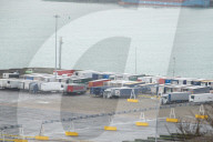 NEWS - Coronavirus: LKWs stauen sich an der Kanalküste im Süden Englands