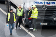 NEWS - Coronavirus: LKWs stauen sich an der Kanalküste im Süden Englands