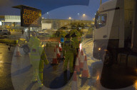 UK French border closed stranding lorry drivers in Kent