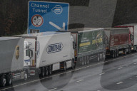 UK French border closed stranding lorry drivers in Kent