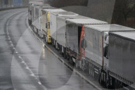 UK French border closed stranding lorry drivers in Kent