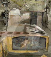 Archaeologists discover ancient 'Street Food Shop' - Pompeii