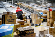 NEWS - Viel zu tun im Paketlager von DPD im holländischen Oirschot
