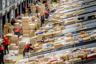 NEWS - Viel zu tun im Paketlager von DPD im holländischen Oirschot