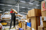 NEWS - Viel zu tun im Paketlager von DPD im holländischen Oirschot