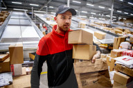 NEWS - Viel zu tun im Paketlager von DPD im holländischen Oirschot
