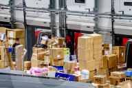 NEWS - Viel zu tun im Paketlager von DPD im holländischen Oirschot