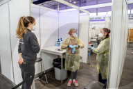 NEWS - Coronavirus: Grösste Corona-Testlinie in den Niederlanden: 7000 Menschen werden pro Tag getestet