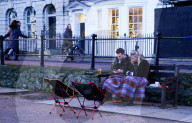 NEWS - Coronavirus: Gäste vor dem Roebuck Pub in Richmond Hill, London