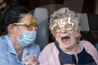 FEATURE - Happy New Year: Die 86-jährige Nina Southern stösst in ihrem Altenheim in Sheffield auf das neue Jahr an