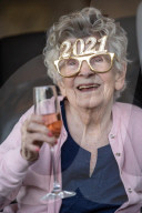 FEATURE - Happy New Year: Die 86-jährige Nina Southern stösst in ihrem Altenheim in Sheffield auf das neue Jahr an