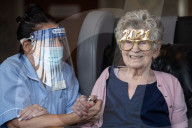 FEATURE - Happy New Year: Die 86-jährige Nina Southern stösst in ihrem Altenheim in Sheffield auf das neue Jahr an