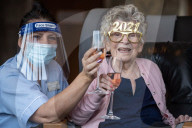 FEATURE - Happy New Year: Die 86-jährige Nina Southern stösst in ihrem Altenheim in Sheffield auf das neue Jahr an
