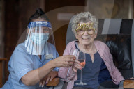 FEATURE - Happy New Year: Die 86-jährige Nina Southern stösst in ihrem Altenheim in Sheffield auf das neue Jahr an