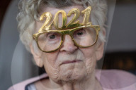 FEATURE - Happy New Year: Die 86-jährige Nina Southern stösst in ihrem Altenheim in Sheffield auf das neue Jahr an