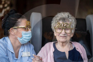 FEATURE - Happy New Year: Die 86-jährige Nina Southern stösst in ihrem Altenheim in Sheffield auf das neue Jahr an