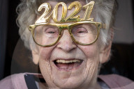 FEATURE - Happy New Year: Die 86-jährige Nina Southern stösst in ihrem Altenheim in Sheffield auf das neue Jahr an
