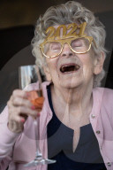 FEATURE - Happy New Year: Die 86-jährige Nina Southern stösst in ihrem Altenheim in Sheffield auf das neue Jahr an