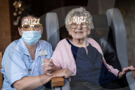 FEATURE - Happy New Year: Die 86-jährige Nina Southern stösst in ihrem Altenheim in Sheffield auf das neue Jahr an