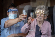 FEATURE - Happy New Year: Die 86-jährige Nina Southern stösst in ihrem Altenheim in Sheffield auf das neue Jahr an