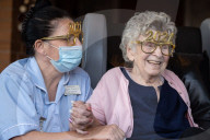 FEATURE - Happy New Year: Die 86-jährige Nina Southern stösst in ihrem Altenheim in Sheffield auf das neue Jahr an