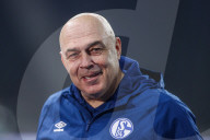 SPORT - Bundesliga: Neuer Trainer Christian Gross verliert mit Schalke 04 gegen Hertha