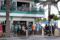 NEWS - Coronavirus: Partygänger trotz steigender Coronazahlen in Palm Beach, Florida