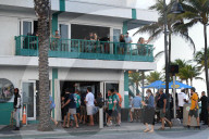 NEWS - Coronavirus: Partygänger trotz steigender Coronazahlen in Palm Beach, Florida