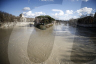 NEWS - Tagelanger Regen in Rom lässt den Wasserstand des Tiber stark ansteigen