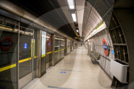 NEWS - Coronavirus: Westminster Underground Station in London fast menschenleer zur Hauptverkehrszeit