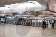 NEWS - Coronavirus: Westminster Underground Station in London fast menschenleer zur Hauptverkehrszeit