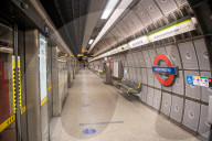 NEWS - Coronavirus: Westminster Underground Station in London fast menschenleer zur Hauptverkehrszeit