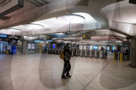 NEWS - Coronavirus: Westminster Underground Station in London fast menschenleer zur Hauptverkehrszeit