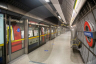NEWS - Coronavirus: Westminster Underground Station in London fast menschenleer zur Hauptverkehrszeit