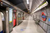 NEWS - Coronavirus: Westminster Underground Station in London fast menschenleer zur Hauptverkehrszeit
