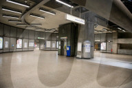 NEWS - Coronavirus: Westminster Underground Station in London fast menschenleer zur Hauptverkehrszeit