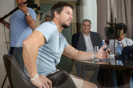 PEOPLE - Mark Wahlberg will "Wahlburgers" Restaurant in Australien erÃ¶ffnen