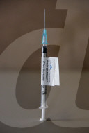 NEWS - Coronavirus: Spritze mit Impfstoff von Pfizer Biontech