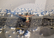 FEATURE - Ist doch kalt: Schotten beim Eisschwimmen im Threipmuir Stausee
