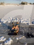 FEATURE - Ist doch kalt: Schotten beim Eisschwimmen im Threipmuir Stausee