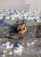 FEATURE - Ist doch kalt: Schotten beim Eisschwimmen im Threipmuir Stausee