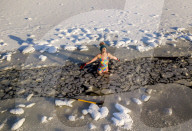 FEATURE - Ist doch kalt: Schotten beim Eisschwimmen im Threipmuir Stausee