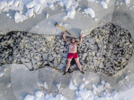 FEATURE - Ist doch kalt: Schotten beim Eisschwimmen im Threipmuir Stausee