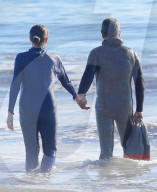 EXKLUSIV - Sigourney Weaver und ihr Ehemann Jim Simpson baden zusammen in Malibu